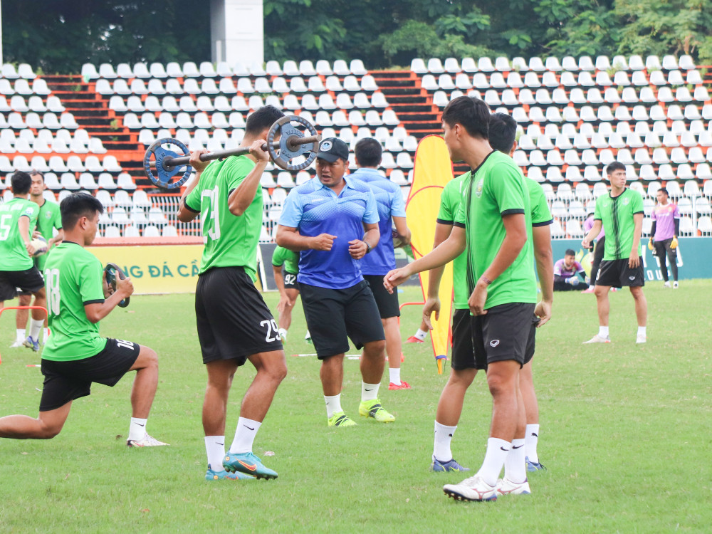 Cần Thơ củng cố Ban huấn luyện trước trận quan trọng với Phù Đổng Hải Dương (người đội nón) trên sân tập cùng các cầu thủ Cần Thơ chiều 5-10. Ảnh: Hoàng Quyên