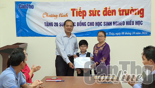 Trao tặng 20 suất học bổng từ chương trình "Tiếp sức đến trường" của Báo Cần Thơ