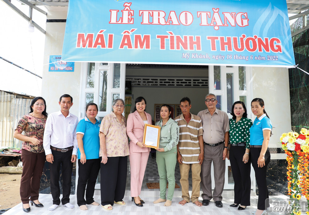 Lãnh đạo Hội LHPN TP Cần Thơ bàn giao Mái ấm tình thương cho gia đình chị Nguyễn Thị Nhã, hội viên phụ nữ ấp Mỹ Hòa, xã Mỹ Khánh, huyện Phong Điền.