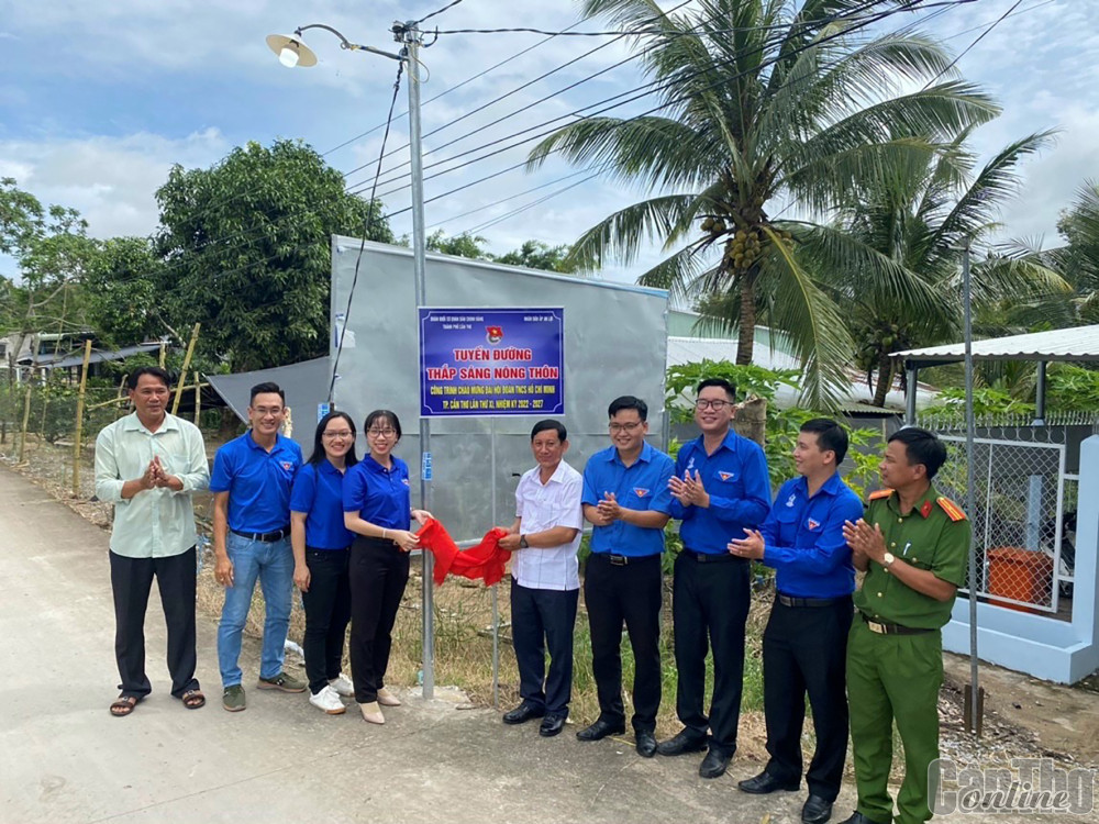 Xung kích, tình nguyện tuyên truyền về văn hóa giao thông Xã đoàn Thạnh Phú và Chi đoàn cơ sở Văn phòng UBND TP Cần Thơ ra mắt công trình "Thắp sáng nông thôn".