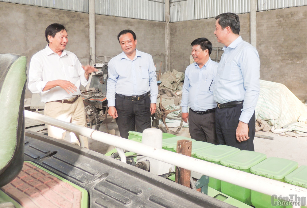 Lãnh đạo thành phố và huyện Thới Lai thăm Hợp tác xã Nông nghiệp Đại Lợi trên địa bàn huyện Thới Lai.