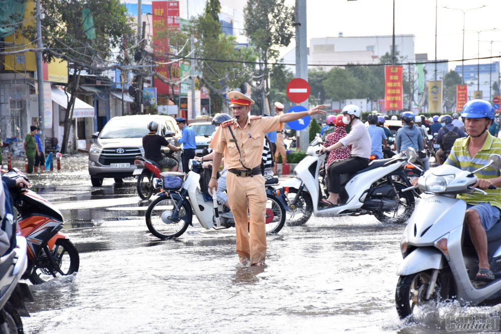 Chung sức giúp người dân vượt qua vùng ngập nước an toàn