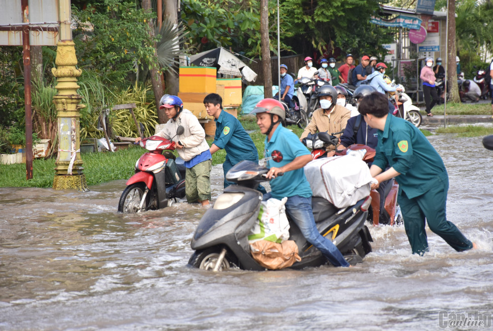 Chung sức giúp người dân vượt qua vùng ngập nước an toàn
