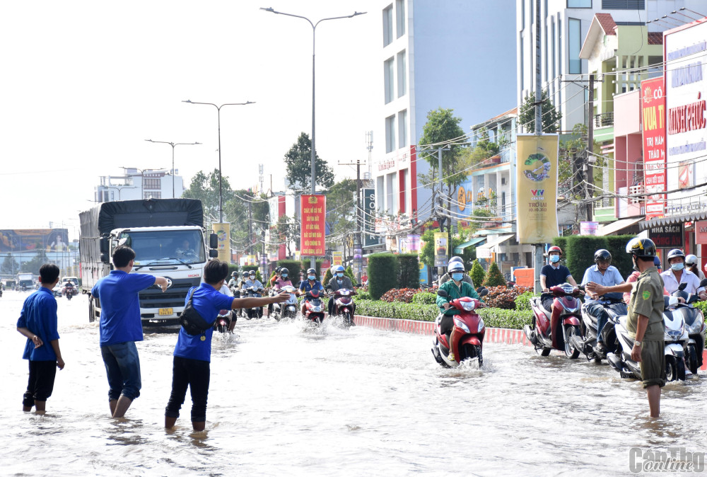 Chung sức giúp người dân vượt qua vùng ngập nước an toàn