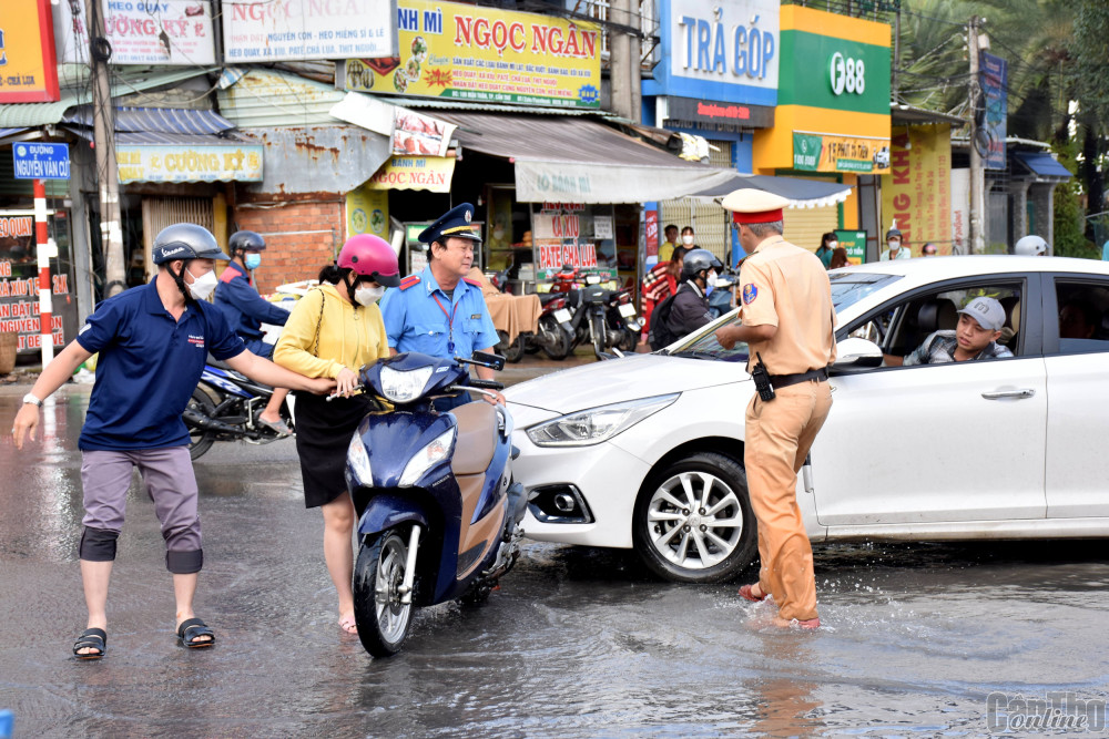 Chung sức giúp người dân vượt qua vùng ngập nước an toàn