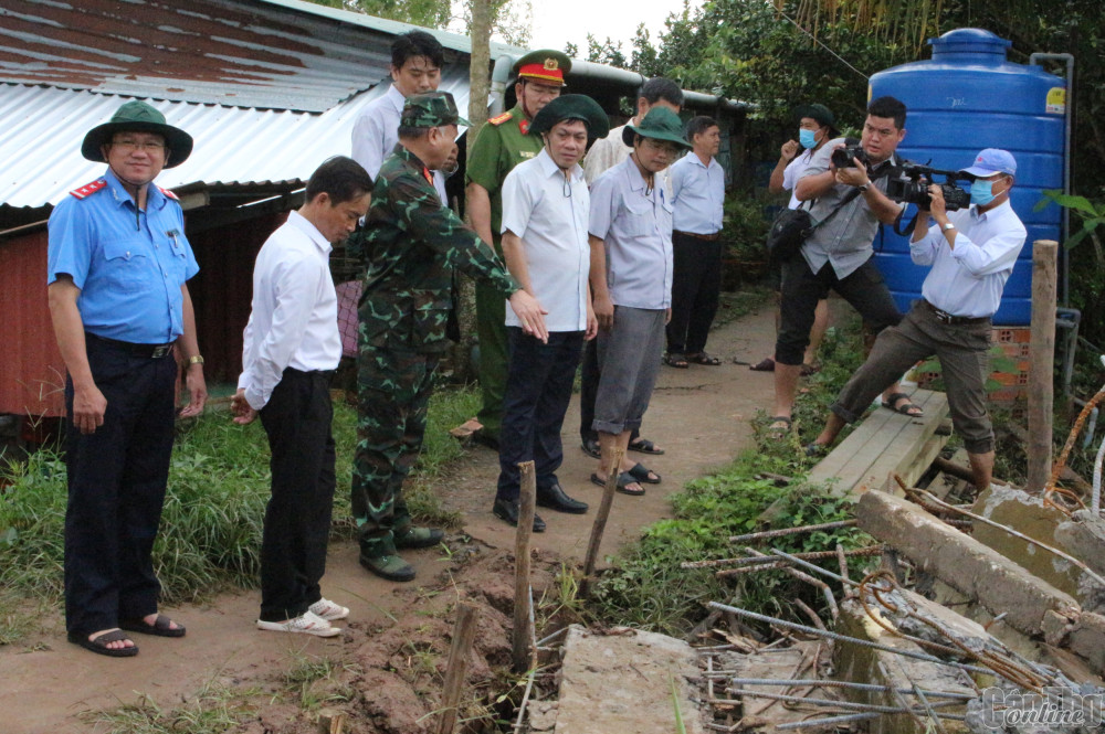 Ông Nguyễn Ngọc Hè (thứ 4 từ trái sang, hàng đầu) kiểm tra tại điểm xung yếu đê bao cồn Sơn.
