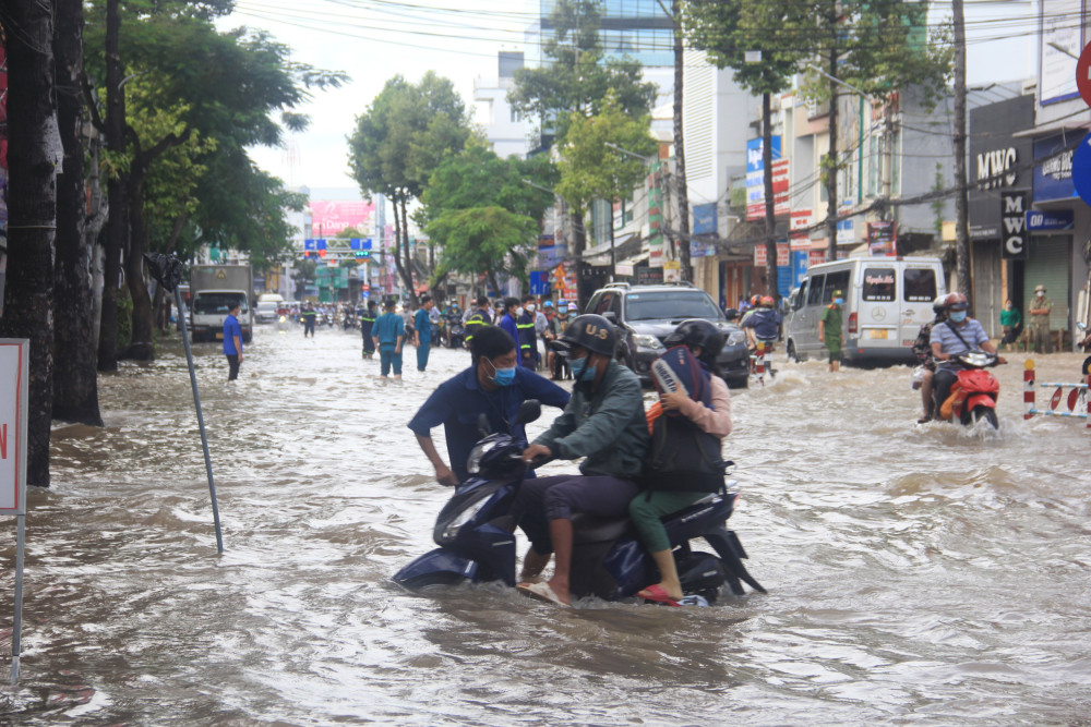 Triều cường xuống dần nhưng vẫn ở mức cao