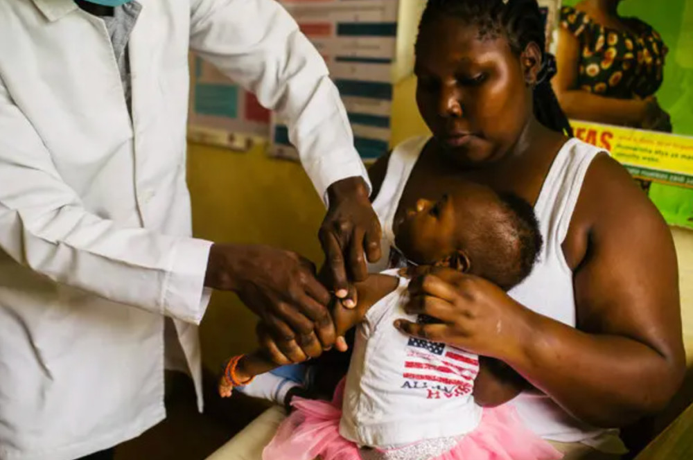 Bất chấp đại dịch COVID-19, phân nửa số quốc gia nghèo nhất vẫn cắt giảm chi tiêu y tế. Ảnh: NY Times