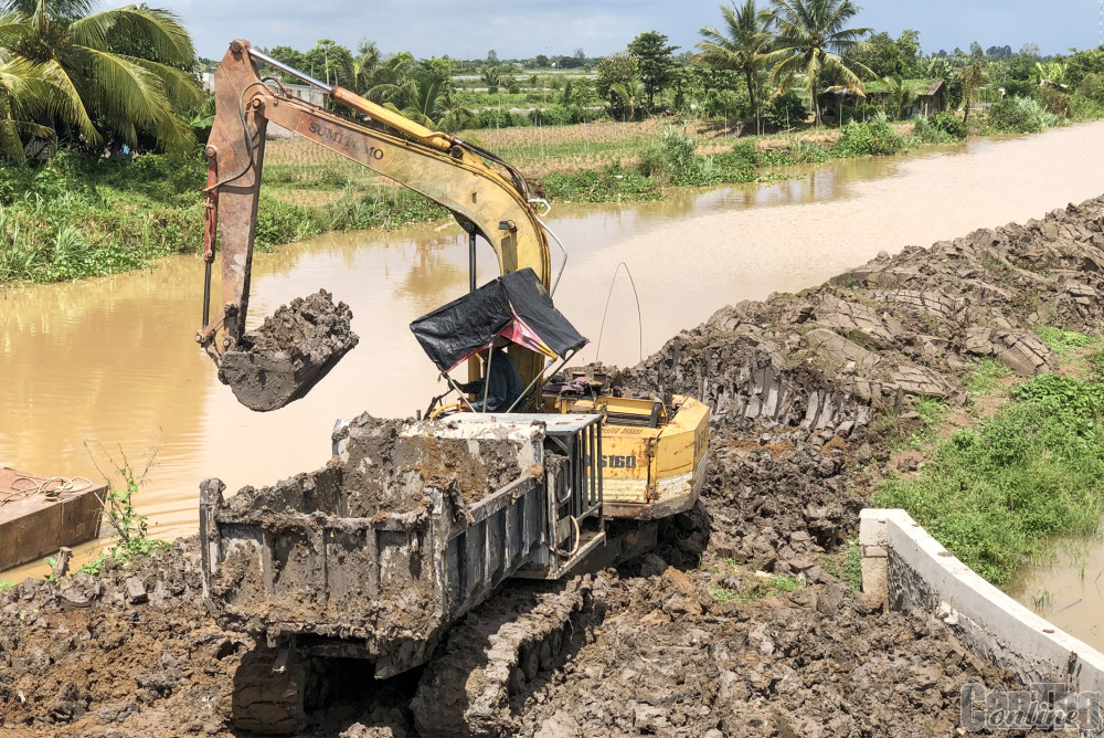 Công nhân đang thi công công trình nạo vét Kênh Sườn thuộc ấp Vĩnh Nhuận.