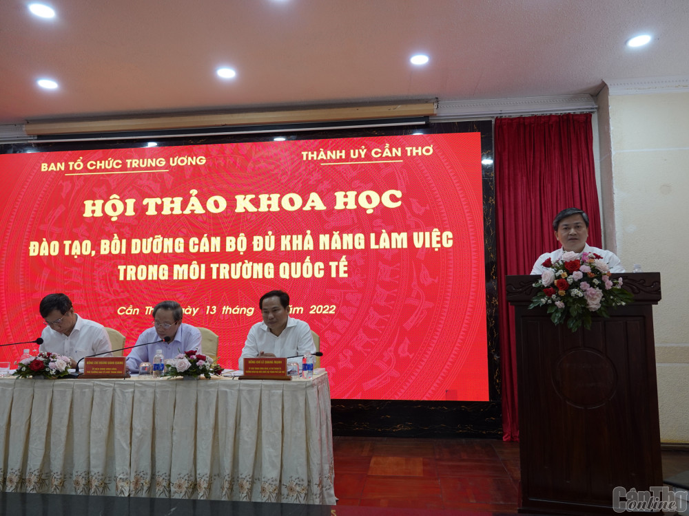 Đào tạo, bồi dưỡng cán bộ đủ khả năng làm việc trong môi trường quốc tế