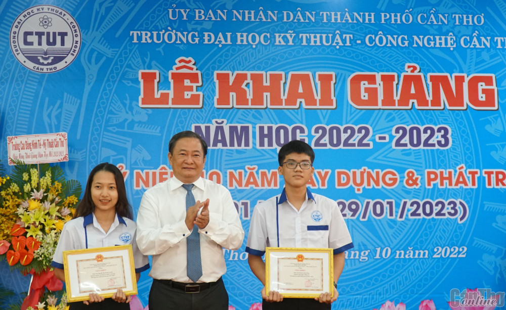 NGND.PGS.TS Huỳnh Thanh Nhã, Hiệu trưởng Trường Đại học Kỹ thuật - Công nghệ Cần Thơ khen thưởng cho 2 tân sinh viên đạt thủ khoa trường năm 2022.