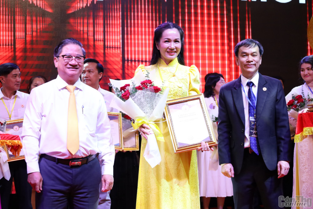 Đồng chí Trần Việt Trường trao giấy chứng nhận cho hội viên mới của Hiệp hội Doanh nghiệp thành phố.