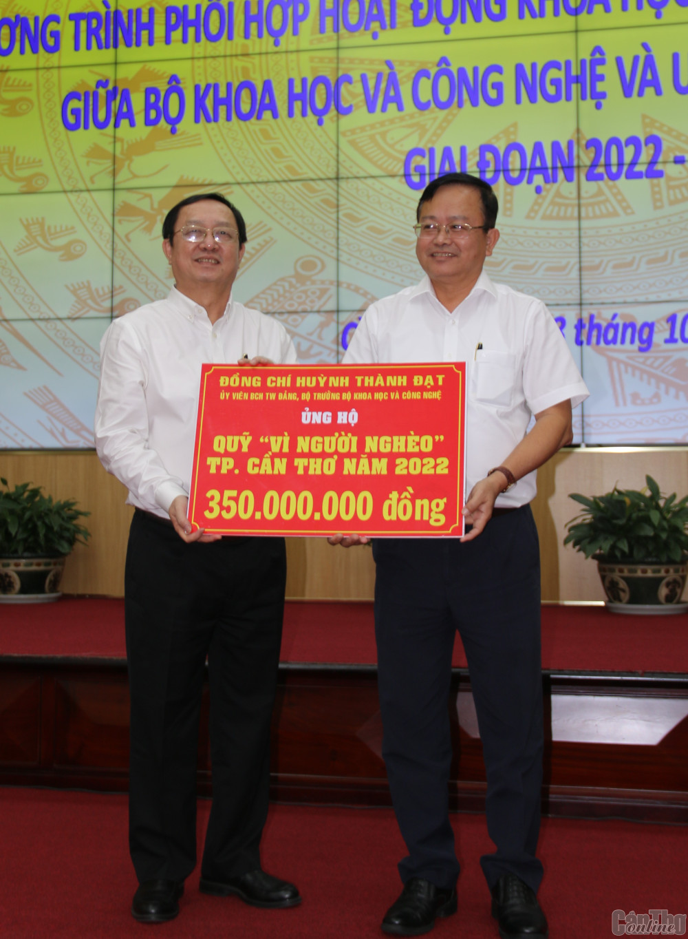 Bộ Trưởng Bộ KH&CN trao tặng 350 triệu đồng ủng hộ Quỹ “Vì người nghèo” cho Uỷ Ban MTTTQ Việt Nam TP Cần Thơ.