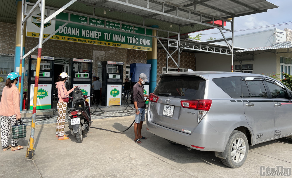 Hoạt động kinh doanh xăng dầu tại một cửa hàng trên địa bàn huyện Thới Lai. Ảnh: N.H