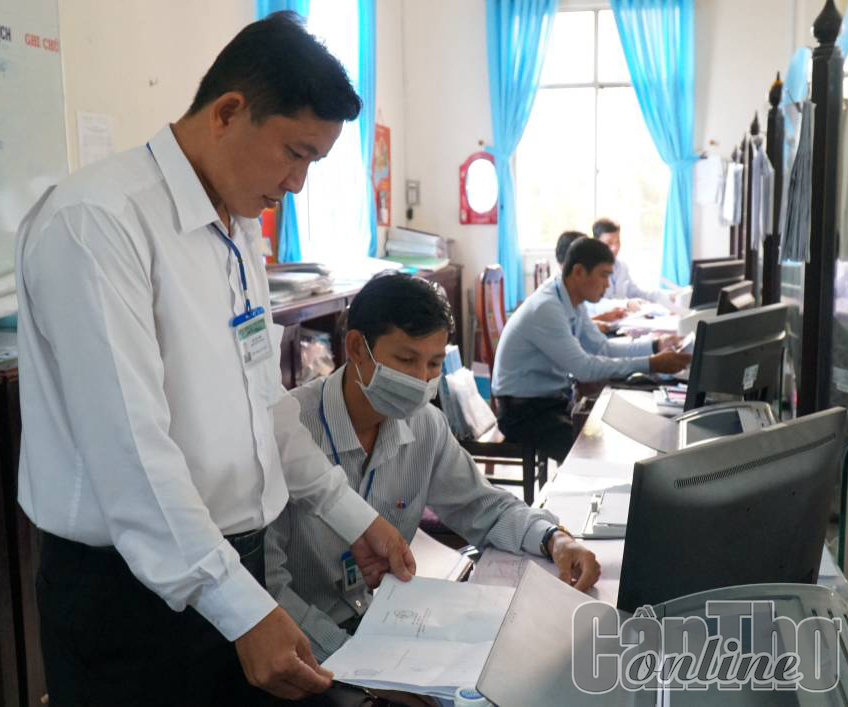 Anh Lê Văn Nhớ, Chủ tịch UBND xã Thới Tân, huyện Thới Lai (đứng) hoàn thành khóa đào tạo thạc sĩ Quản lý kinh tế đã bổ sung nhiều kiến thức chuyên môn, thực hiện tốt công tác quản lý, điều hành.