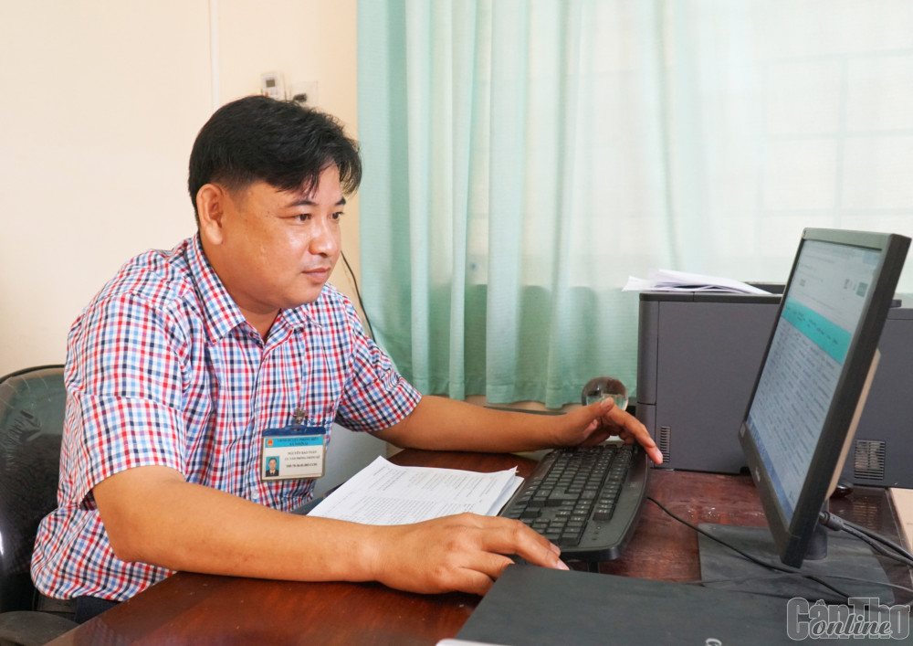 Anh Nguyễn Bảo Toàn, Công chức Văn phòng - Thống kê xã Nhơn Ái, huyện Phong Điền hoàn thành khóa đào tạo thạc sĩ Chính trị học đã nâng cao trình độ chuyên môn, thực hiện tốt nhiệm vụ tham mưu, tổng hợp giúp Thường trực UBND xã trong chỉ đạo, điều hành.