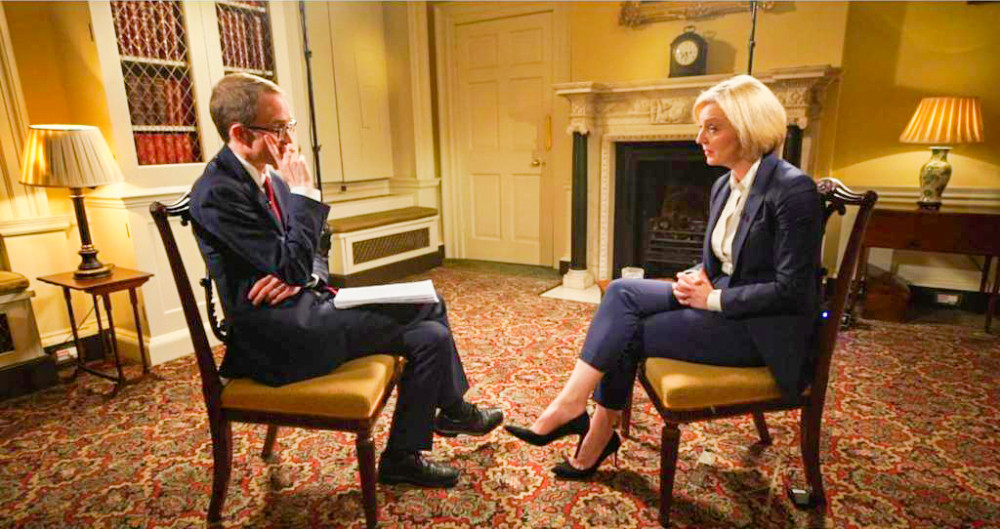 Thủ tướng Anh Liz Truss (phải) trả lời phỏng vấn Kênh BBC ngày 17-10. Ảnh: BBC