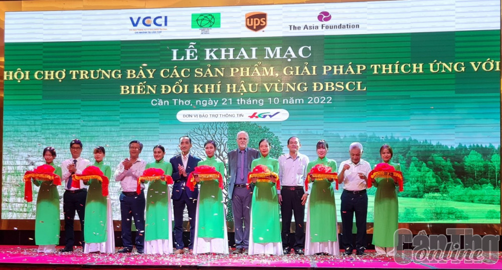 Khai mạc Hội chợ trưng bày các sản phẩm, giải pháp thích ứng biến đổi khí hậu vùng ĐBSCL Các đại biểu cắt băng khai mạc “Hội chợ trưng bày các sản phẩm, giải pháp thích ứng BĐKH vùng ĐBSCL”.