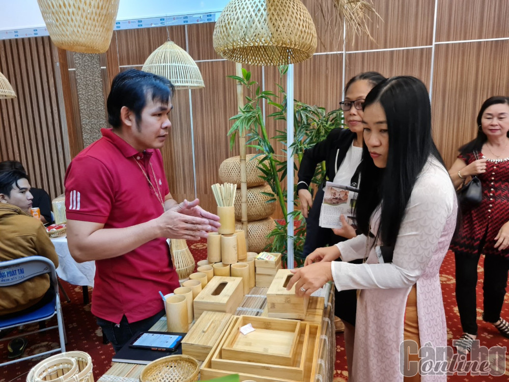 Khai mạc Hội chợ trưng bày các sản phẩm, giải pháp thích ứng biến đổi khí hậu vùng ĐBSCL Sản phẩm thân thiện môi trường được trưng bày tại hội chợ.