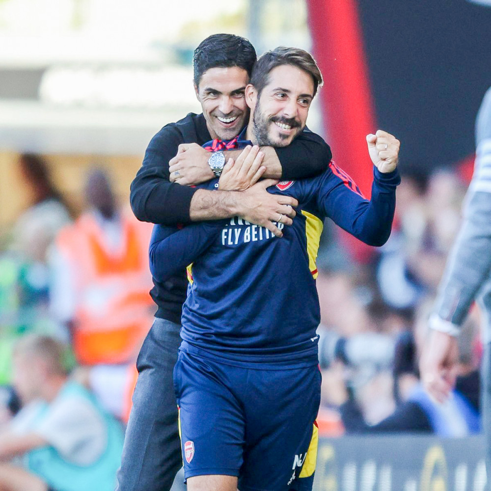 Khi bóng chết lên ngôi HLV Mikel Arteta ăn mừng cùng chuyên gia Nicolas Jover (phía trước) sau khi Arsenal có bàn thắng từ tình huống đá phạt hồi tháng 8. Ảnh: ESPN