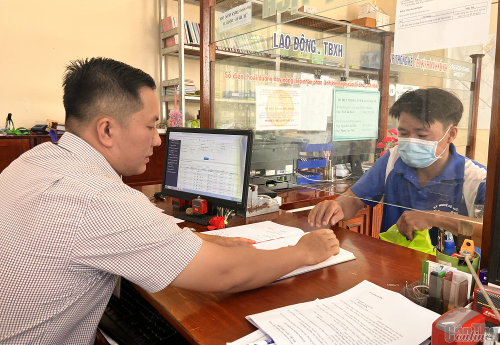 Đại lý thu BHYT phường Tân Hưng, quận Thốt Nốt, rà soát, giao thẻ BHYT cho thân nhân của người cao tuổi.