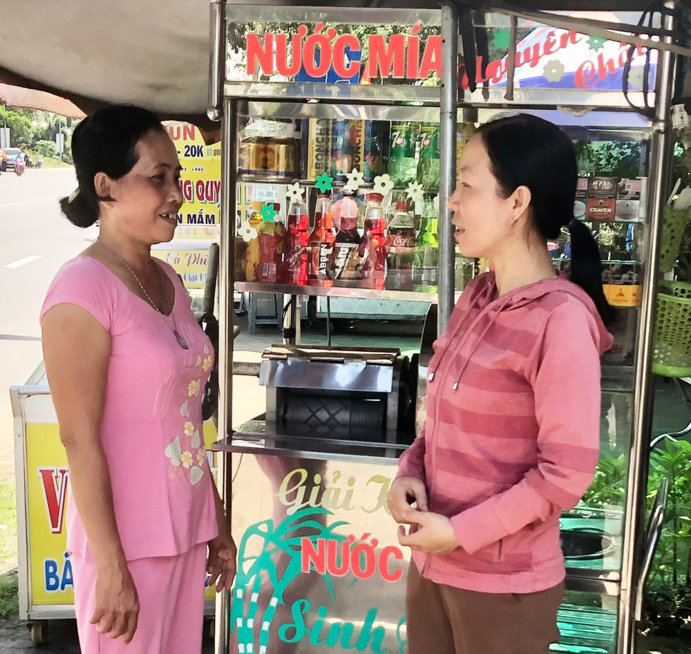 Chị Lê Diễm Thúy (bên phải) thăm hỏi, tìm hiểu đời sống, việc mua bán của chị Lý Thị Kim Phượng, hội viên phụ nữ dân tộc, có hoàn cảnh khó khăn.