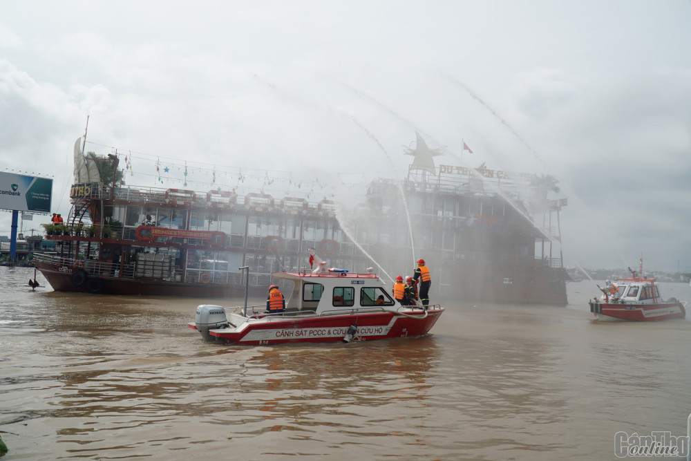 Các lực lượng thực tập phương án chữa cháy và cứu nạn, cứu hộ tại Du thuyền Cần Thơ.