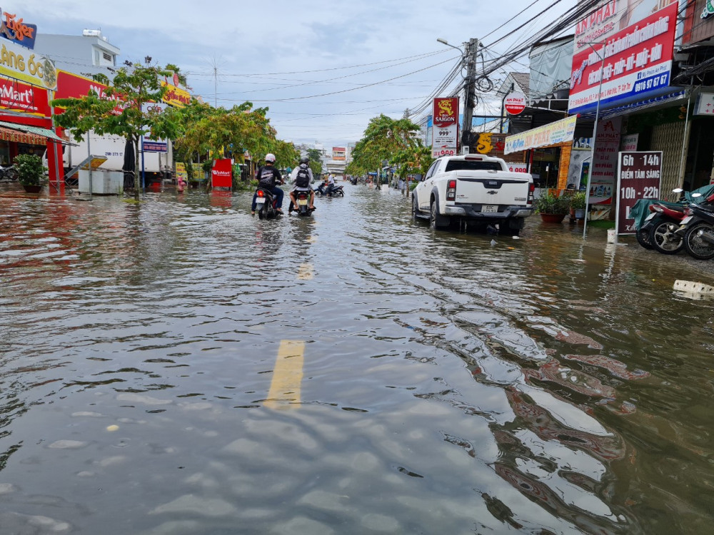 Đường giao thông tại khu vực Hồ Búng Xáng (phường An Khánh, quận Ninh Kiều) thường xuyên ngập sâu do triều cường.