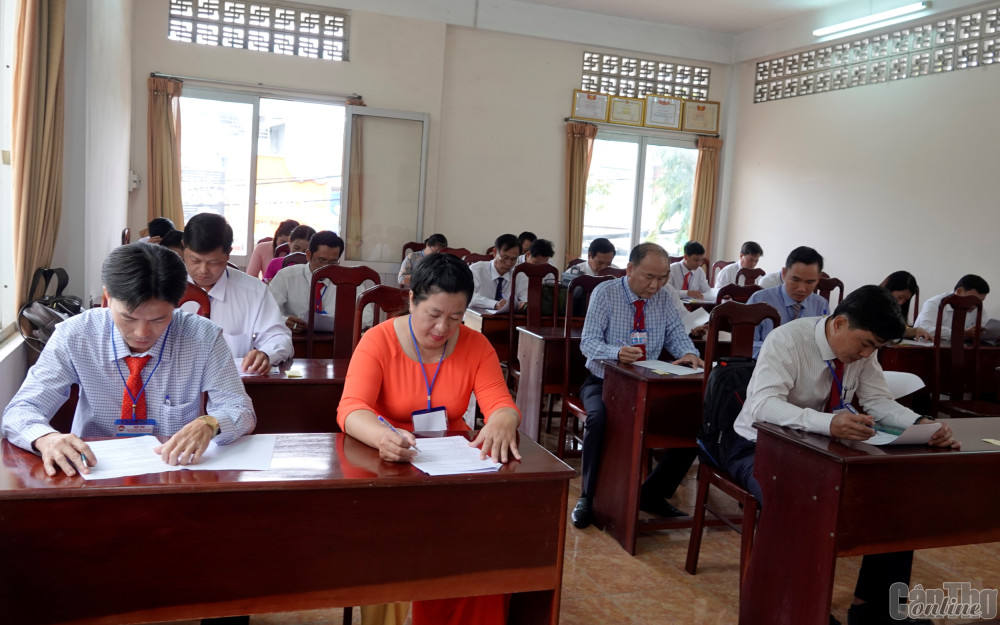 Thí sinh Lê Giang Thanh, Chủ tịch Ủy ban MTTQVN phường Hưng Lợi, đoạt giải Nhất Thí sinh thi trắc nghiệm. Ảnh: NGỌC QUYÊN