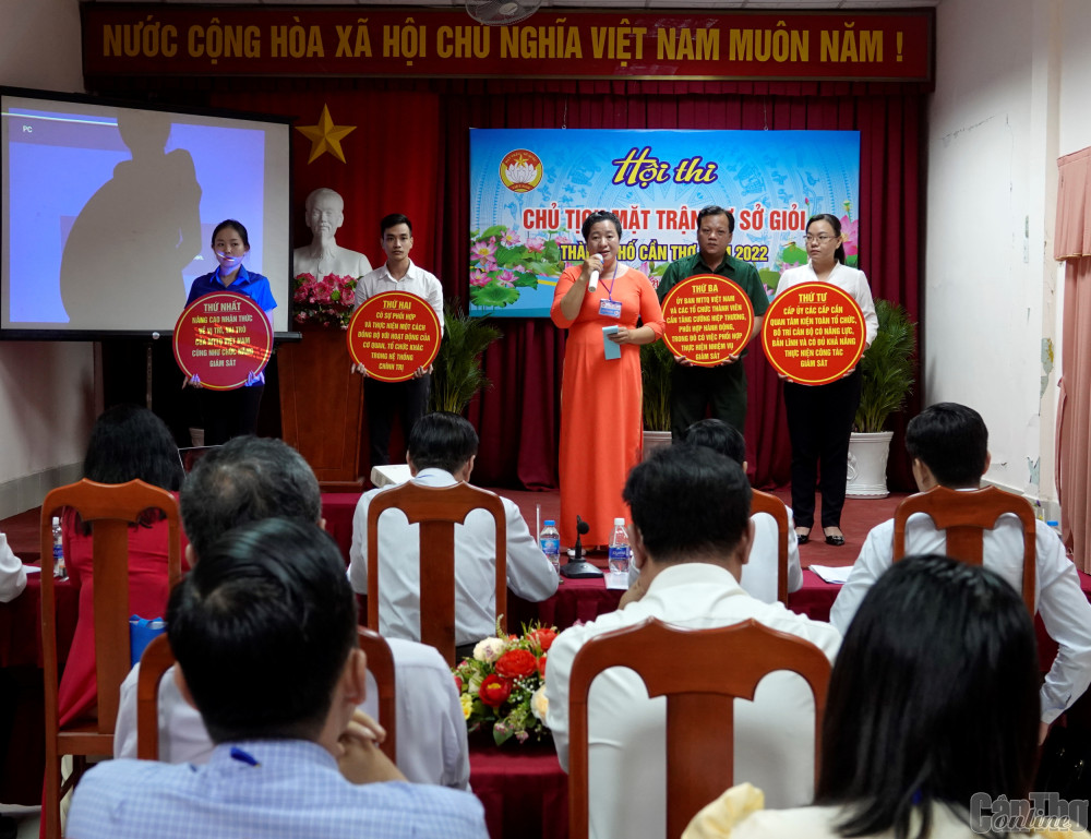 Thí sinh Lê Giang Thanh, Chủ tịch Ủy ban MTTQVN phường Hưng Lợi, đoạt giải Nhất Thí sinh thi thuyết trình. Ảnh: NGỌC QUYÊN