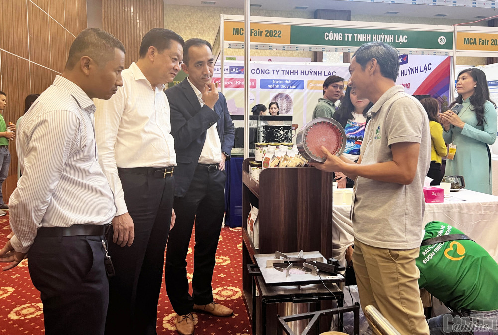 Phó Chủ tịch Thường trực UBND TP Cần Thơ Dương Tấn Hiển (thứ 2 từ trái sang) tham quan các gian hàng trưng bày giải pháp công nghệ thích ứng BĐKH.