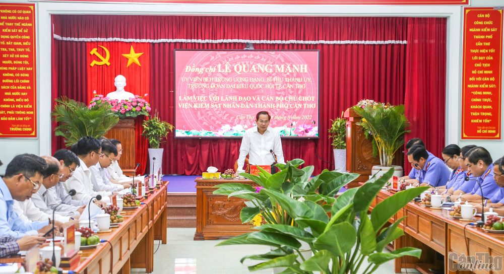 Bài cuối: Để đội ngũ cán bộ, công chức, viên chức vừa hồng vừa chuyên Lãnh đạo thành phố thường xuyên đến làm việc nắm tình hình lãnh, chỉ đạo tại các sở, ngành, quận, huyện. Trong ảnh: Ủy viên Trung ương Đảng, Bí thư Thành ủy Lê Quang Mạnh, làm việc tại Viện Kiểm sát Nhân dân thành phố. Ảnh: S.H