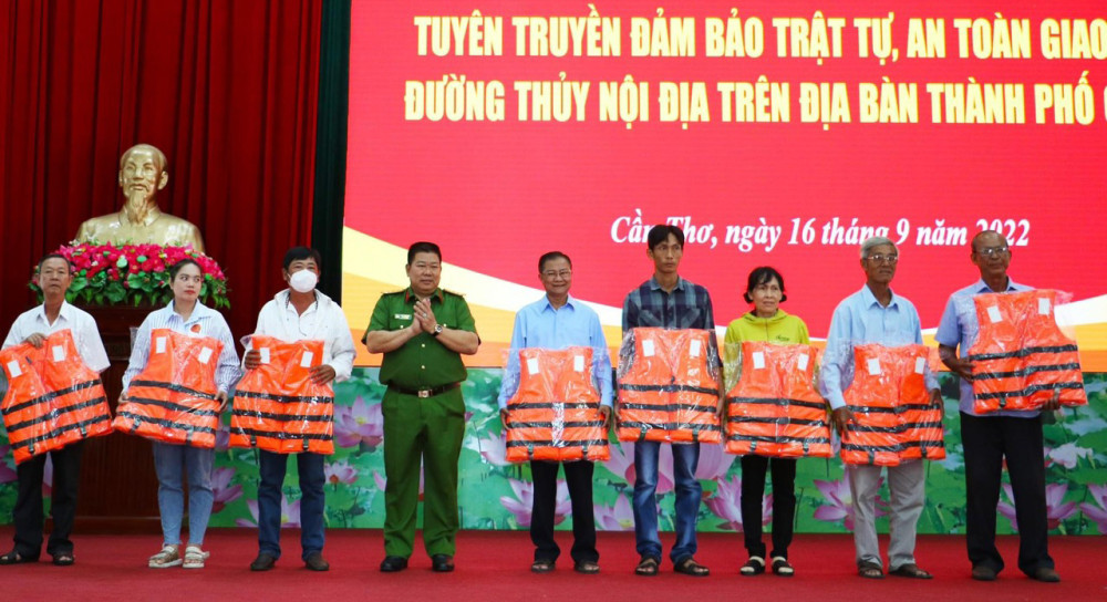 Công an thành phố tặng áo phao trong buổi tuyên truyền đảm bảo trật tự, an toàn giao thông đường thủy nội địa. Ảnh: CTV