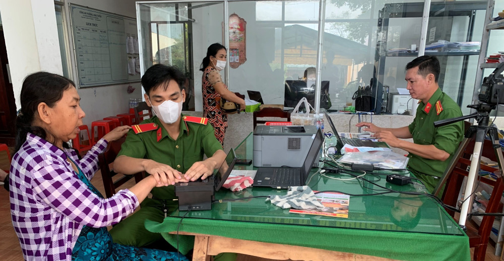 Tặng gạo cho người dân đến làm căn cước công dân gắn chíp điện tử