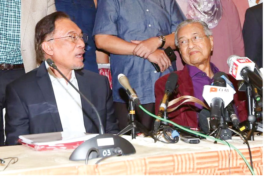 Tranh cử ở tuổi 97! Ông Mahathir (phải) trong một cuộc gặp với ông Anwar. Ảnh: SCMP