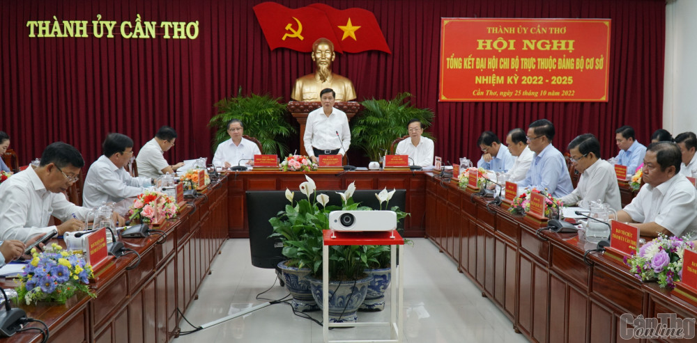 Nhanh chóng triển khai đưa nghị quyết đại hội chi bộ vào cuộc sống Đồng chí Phạm Văn Hiểu, Phó Bí thư Thường trực Thành ủy, Chủ tịch HĐND thành phố phát biểu kết luận hội nghị. Ảnh: ANH DŨNG