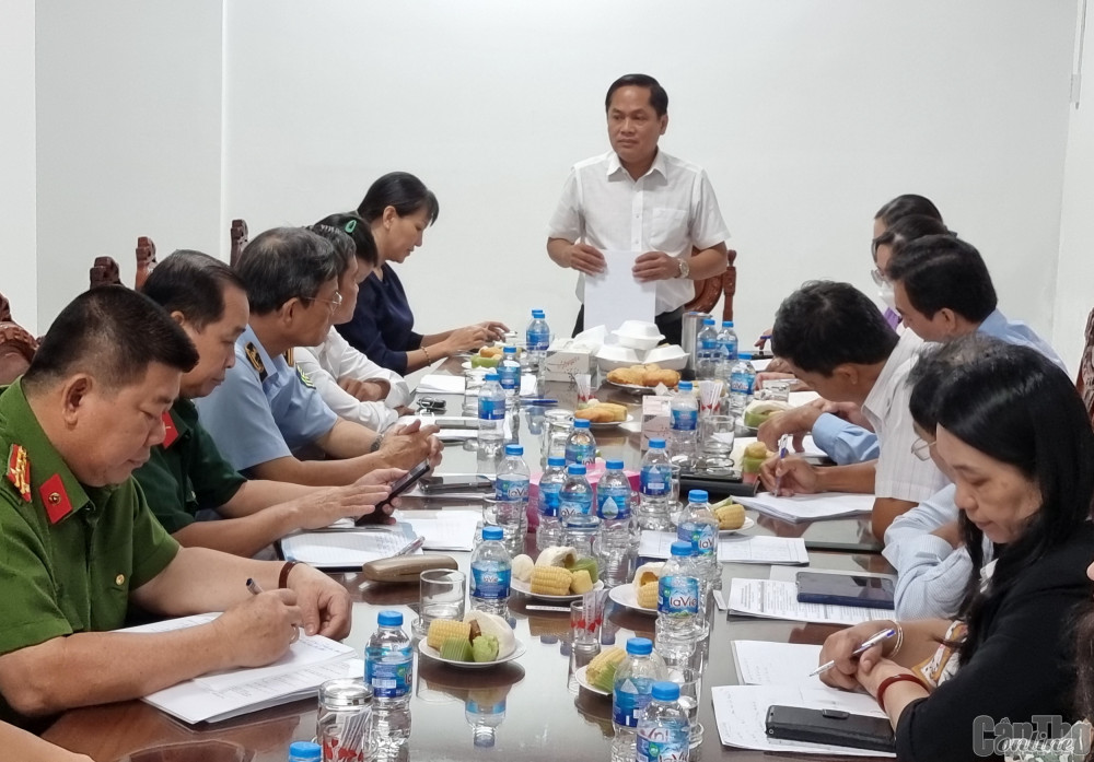  Mr. Nguyen Van Hong (standing) speaks at the meeting.