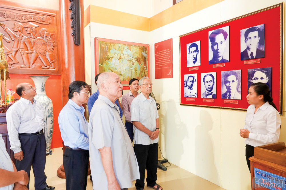 Đoàn khảo sát của Ban Tuyên giáo Thành ủy Cần Thơ tham quan tại Đền thờ Châu Văn Liêm (huyện Thới Lai).