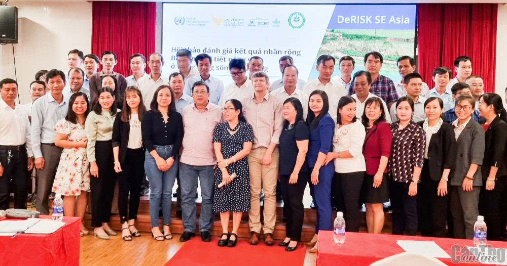 Các đại biểu chụp hình lưu niệm tại hội thảo.