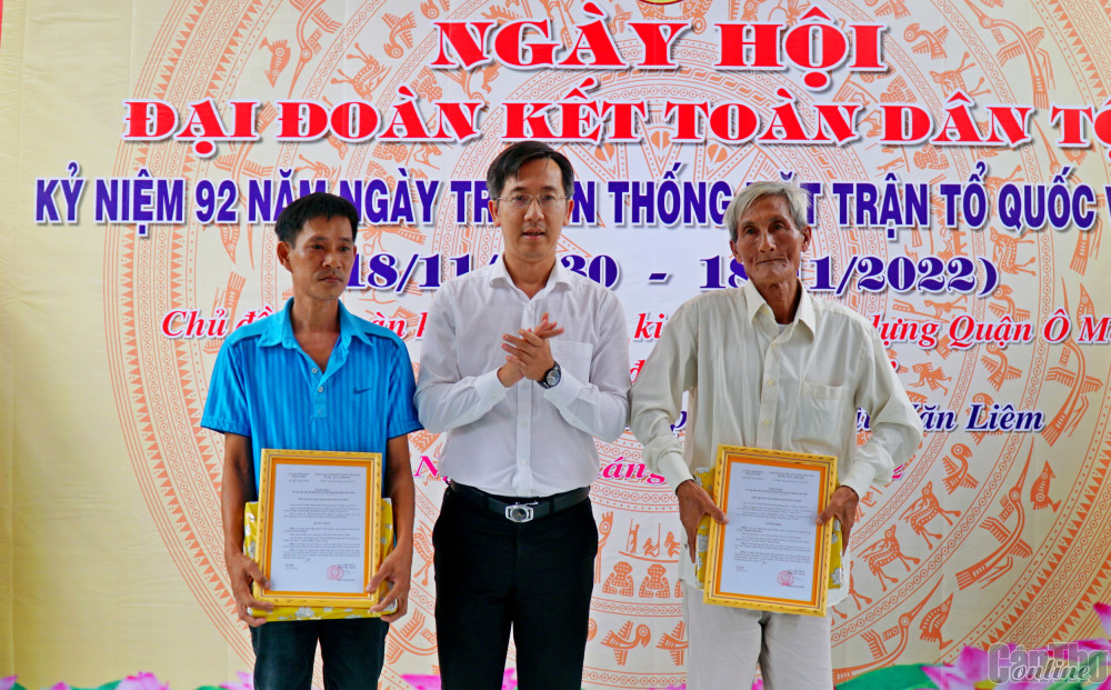 Quận Ô Môn và huyện Phong Điền tổ chức Ngày hội Đại đoàn kết toàn dân tộc Đồng chí Phạm Thế Vinh, Phó Bí thư Thường trực Quận ủy trao Quyết định tặng nhà Đại đoàn kết cho 2 gia đình ở phường Châu Văn Liêm. Ảnh: ANH DŨNG