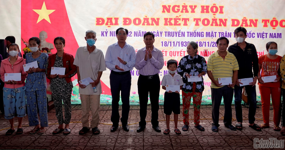 Quận Ô Môn và huyện Phong Điền tổ chức Ngày hội Đại đoàn kết toàn dân tộc Hộ nghèo, thoát nghèo, có hoàn cảnh đặc biệt khó khăn ấp Nhơn Thành, Tân Thành và Nhơn Khánh A được tặng quà. Ảnh: NGỌC QUYÊN