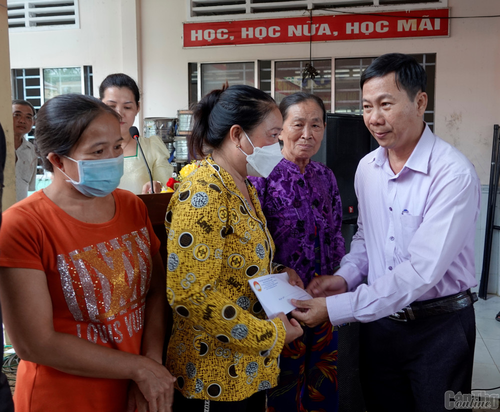 Quận Ô Môn và huyện Phong Điền tổ chức Ngày hội Đại đoàn kết toàn dân tộc Ông Tống Văn Nhịn, Phó Chủ tịch Thường trực Ủy ban MTTQVN TP Cần Thơ, tặng quà hộ nghèo, thoát nghèo, có hoàn cảnh đặc biệt khó khăn ấp Nhơn Thành, Tân Thành và Nhơn Khánh A. Ảnh: NGỌC QUYÊN