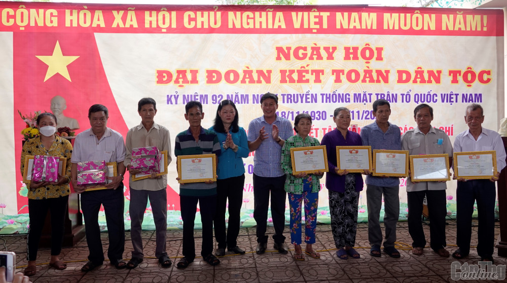 Quận Ô Môn và huyện Phong Điền tổ chức Ngày hội Đại đoàn kết toàn dân tộc Các cá nhân ở ấp Nhơn Thành, Tân Thành và Nhơn Khánh A có thành tích trong thực hiện Cuộc vận động “Toàn dân đoàn kết xây dựng nông thôn mới, đô thị văn minh” được khen thưởng. Ảnh: NGỌC QUYÊN