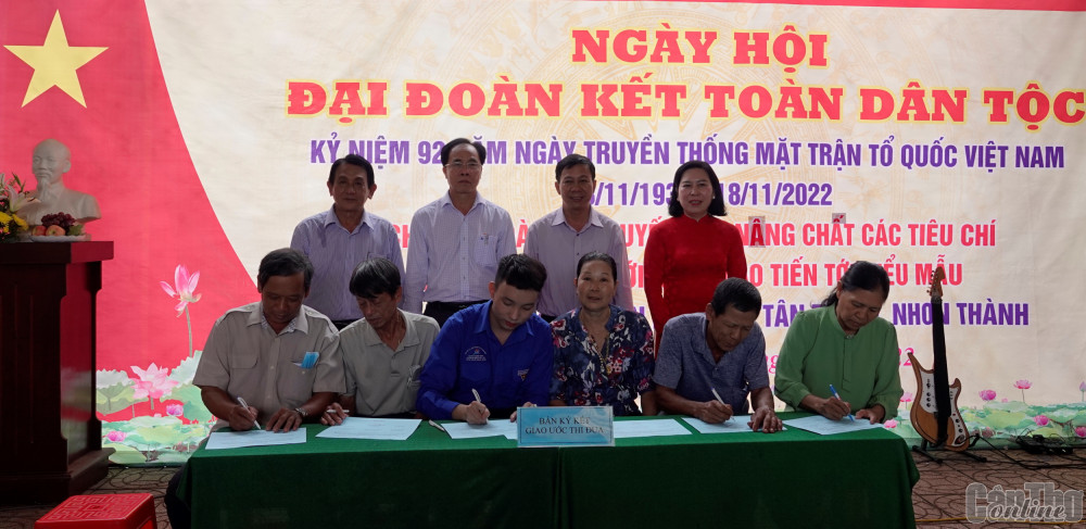 Quận Ô Môn và huyện Phong Điền tổ chức Ngày hội Đại đoàn kết toàn dân tộc Ban Công tác Mặt trận, các đoàn thể ấp Nhơn Thành ký kết thi đua năm 2023. Ảnh: NGỌC QUYÊN