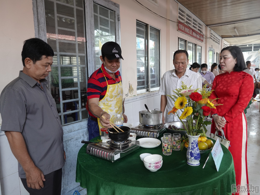 Quận Ô Môn và huyện Phong Điền tổ chức Ngày hội Đại đoàn kết toàn dân tộc Đại diện các ấp trong xã Nhơn Nghĩa tham gia thi nấu bữa cơm đại đoàn kết tại ngày hội. Ảnh: NGỌC QUYÊN