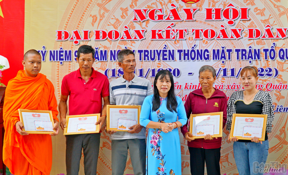 Quận Ô Môn và huyện Phong Điền tổ chức Ngày hội Đại đoàn kết toàn dân tộc Đồng chí Bùi Thanh Phương, Bí thư Đảng ủy phường Châu Văn Liêm, trao Giấy khen cho các cá nhân có thành tích xuất sắc trong thực hiện Thông tri số 25 của Ban Thường trực Ủy ban Trung ương MTTQVN. Ảnh: ANH DŨNG