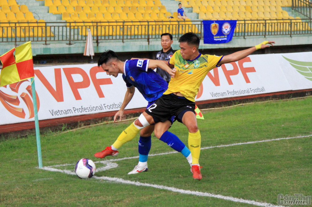 Cầu thủ Cần Thơ (phải) tranh bóng với cầu thủ Quảng Nam trong trận đấu ở vòng 21.