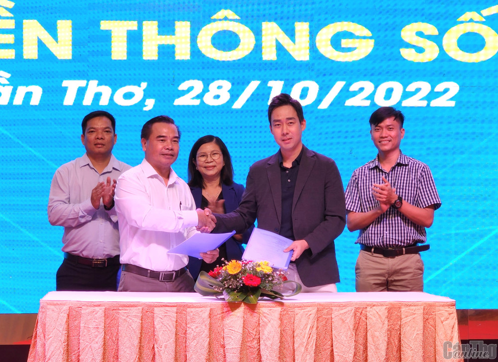 Lãnh đạo Hội Tin học thành phố và Công ty TNHH LG Electronic Việt Nam ký kết hợp tác.