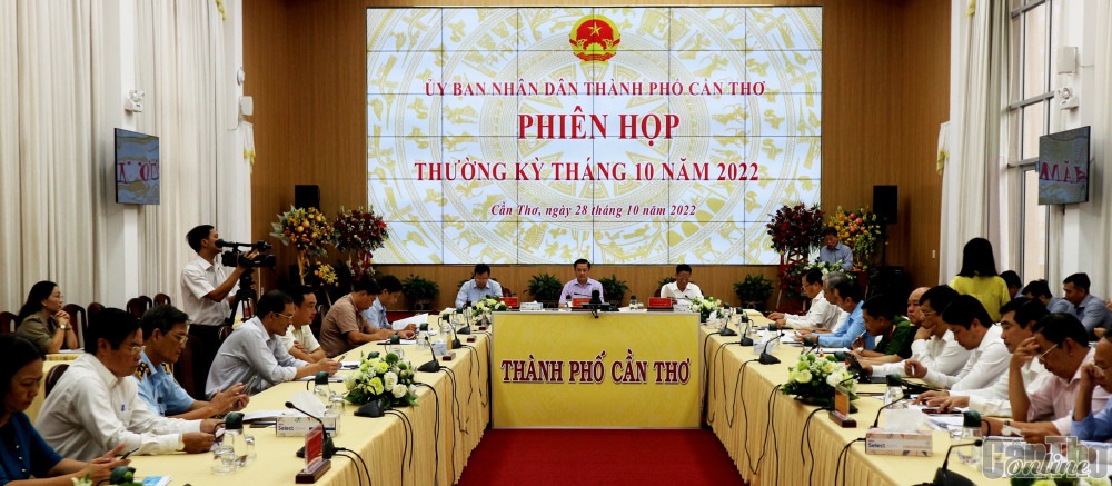 Triển khai ngay các giải pháp đồng bộ, quyết tâm, quyết liệt hoàn thành đạt và vượt kế hoạch đề ra Quang cảnh phiên họp.