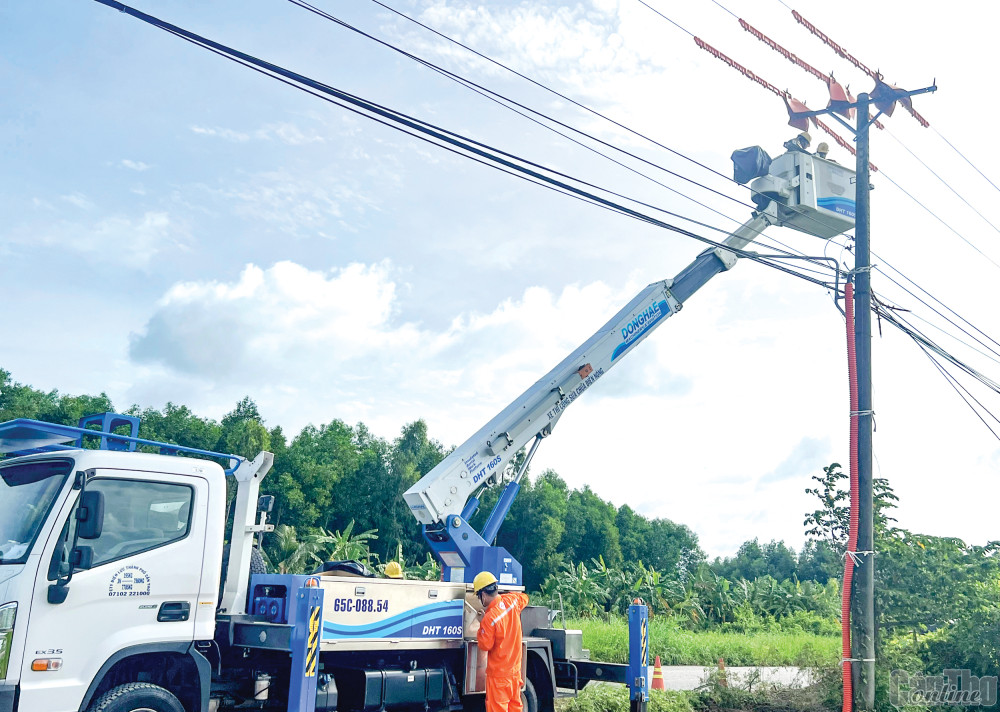 Đội hotline của Công ty Điện lực TP Cần Thơ thi công công trình đường dây trung áp 3 pha trên địa phường Long Hòa, quận Bình Thủy.
